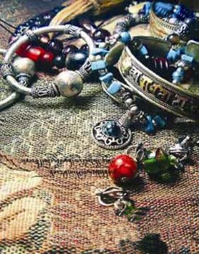 琳瑯滿目的藏飾吸引了大批米蘭美女(圖片來源:資料圖) 琳瑯滿目的藏飾吸引了大批米蘭美女(圖片來源:資料圖)