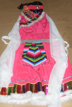 趙雪店里的售貨員著裝是統(tǒng)一的:清一色的美麗藏裝。 趙雪店里的售貨員著裝是統(tǒng)一的:清一色的美麗藏裝。