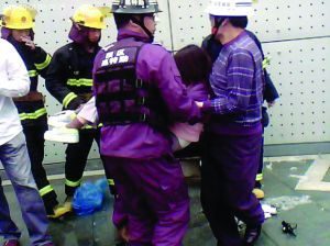 高三女生跳樓眾人用棉被接住女孩被成功救下 警方供圖 高三女生跳樓眾人用棉被接住女孩被成功救下 警方供圖