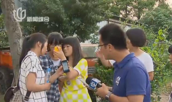 記者采訪流落異鄉(xiāng)街頭的高中畢業(yè)生。 記者采訪流落異鄉(xiāng)街頭的高中畢業(yè)生。